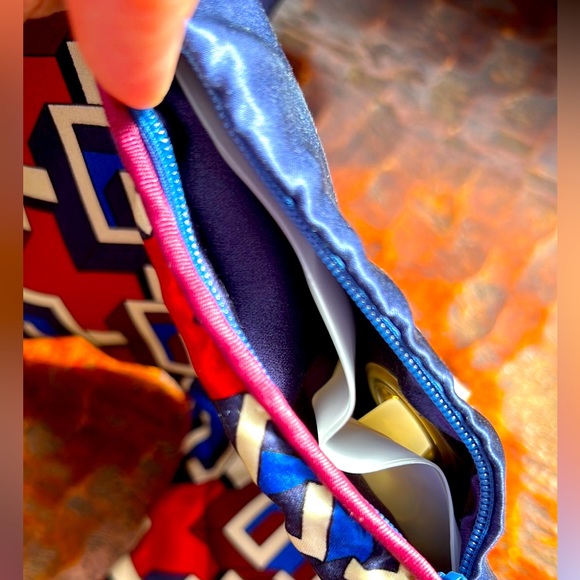 Gucci Geometric G Travel Slippers w/bag and Neck Pillow w/bag Like NEW Authentic - Picture 14 of 16